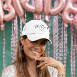 Boné A Noiva Personalizou Casamento Minimalista De Chic<br><div class="desc">Esta simples noiva chica que mostra seu nome debaixo da elegante tipografia negra lendo A Noiva. Personalize esses chapéus elegantes e modernos para o seu casamento.</div>