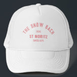Boné A Solteirona do Tema de Esqui Snow Bach<br><div class="desc">Os chapéus personalizados com o logo rosa de The Snow Bach são perfeitos para a sua despedida de solteira com tema de neve ou esqui. Personalize com os detalhes da sua despedida de solteira... ano, resort e destino. Perfeito para uma despedida de solteira com tema de neve ou esqui ou...</div>