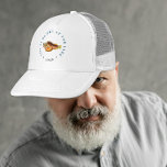 Boné A vida divertida é melhor no lago.<br><div class="desc">Este boné apresenta a frase "A vida é melhor no lago" escrita em um design em azul-náutico, como um carimbo circular, dando-lhe uma aparência vintage e ousada. No centro, uma ilustração colorida de peixes aquosos, inspirada pelo trabalho de eterno de Louis Renard, dá vida ao design com matizes vibrantes. A...</div>