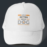 Boné A vida é melhor com uma cinza moderna de cão e lar<br><div class="desc">Cinza e design de tipografia moderna laranja é melhor com cães. Design para amantes de cachorros. Fundo branco personalizado.</div>