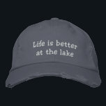 Boné A vida é melhor na cinza do lago bordado do chapéu<br><div class="desc">A vida é melhor no chapéu bordado da cinza do lago. Engraçado ideia de presente de aposentadoria para homens. Excelente também para reformados ou pescadores. Cinzas e cores brancas ou personalizadas. Vestido,  fique boné com nervuras e fios soltos.</div>