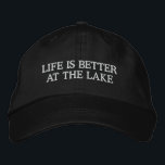 Boné A vida é melhor no lago bordado legal<br><div class="desc">A vida é melhor no lago de chapéu bordado legal. Engraçado ideia de presente de aposentadoria para homens. Excelente também para reformados ou pescadores. Cores pretas e brancas ou personalizadas.</div>