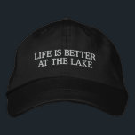 Boné A vida é melhor no lago bordado legal<br><div class="desc">A vida é melhor no lago de chapéu bordado legal. Engraçado ideia de presente de aposentadoria para homens. Excelente também para reformados ou pescadores. Cores pretas e brancas ou personalizadas.</div>
