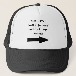 BONÉ AMA BOLAS EM E À VOLTA DE SUA BOCA
