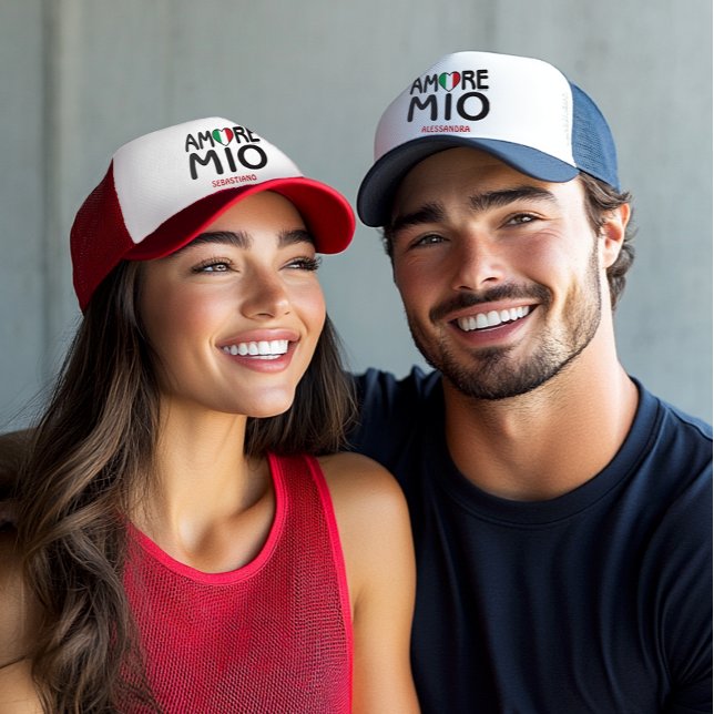 Boné AMORE MIO Personalizado Hat do Caminhoneiro (Amore Mio Couples Personalized Trucker Hat with Italian Flag Heart as O in Amore)