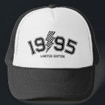 Boné Aniversário do Ano de Nascimento Personalizado do<br><div class="desc">Celebre seu aniversário em estilo com este chapéu de camionista de aniversário personalizado de raio retrô! Personalize-o com o seu ano de nascimento para um toque único. Este design de inspiração vintage faz uma declaração ousada e é perfeito como um presente de aniversário legal. Saia e brigue no seu dia...</div>