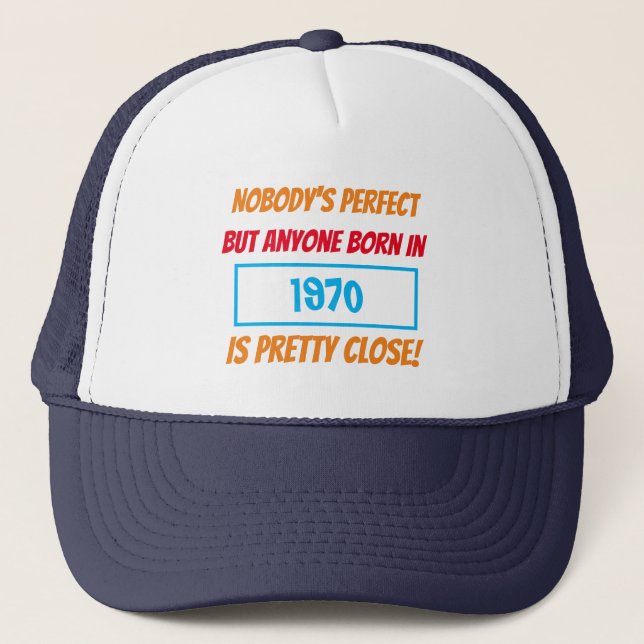 Boné Ano de Nascimento Presente Engraçado Ninguém é Per (Frente)
