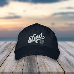Boné Ano De pai Estabelecido<br><div class="desc">Um perfeito primeiro presente de Dia de os pais para um novo papai, este incrível boné bordado apresenta "Pai" em letras estilo baseball com o ano em que ele se tornou um pai por baixo.</div>