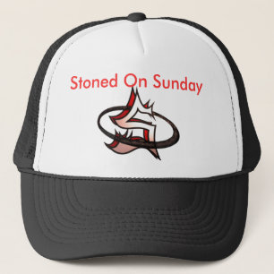 Boné Apedrejado no chapéu de domingo