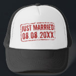 Boné Apenas chapéu de caminhoneiro Marido com carimbo d<br><div class="desc">Apenas chapéu de caminhoneiro Maried com carimbo de data de casamento. Ideia divertida de presente para casal e luas de mel. Personalize este presente para noiva e noivo. Boné de estilo de vindima com carimbo vermelho marcando data de casamento.</div>