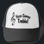 Boné Aqui Vem Treble! Engraçado Chapéu para Músicos<br><div class="desc">Este chapéu engraçado apresenta um 'g-clef',  também chamado de 'clave tripla' com o texto: Aqui Vem Treble! É um trocadilho ou piada que só músicos entenderão. presente de excelente para o músico ou amante da música em sua vida!</div>