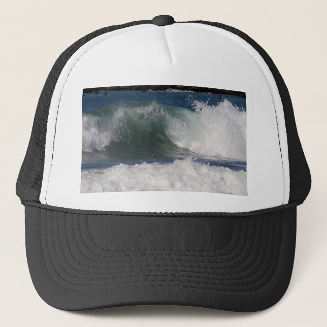 Boné As ondas e os surfistas aproximam o molhe na praia (Frente)