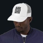 Boné As Vidas Negras Importam-Se Brancas<br><div class="desc">Black Lives Importam o Chapéu Branco do Caminhoneiro com cartaz de protesto tipográfico</div>