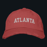 Boné Atlanta White e Red Vintage Style<br><div class="desc">Atlanta bordado de branco no estilo de vintage vermelho de chapéu de algodão em apuros. Faz um presente maravilhoso para quem ama a Atlanta GA! Se preferir ter o seu texto pessoal, selecione simplesmente o botão "Personalizar este modelo" para introduzir o texto personalizado. O bordado também é personalizável para outras...</div>