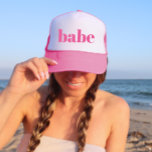 Boné Babe Bachelorette Retro Minimalista Girly<br><div class="desc">Brincadeira,  cor-de-rosa flerta com simples letra de bloco vertical para dar a cada convidado na festa de solteira. Bonito favor para o seu esquadrão favorito da noiva! Envie-me uma mensagem se você quiser algo diferente do que você vê aqui,  feliz em criar algo personalizado para você.</div>