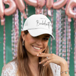Boné Bachelorette | Bridesmaid de Script Minimalista Mo<br><div class="desc">Este design personalizado de Festa de solteira apresenta uma tipografia escrita à mão. Você pode personalizar facilmente o nome da noiva,  a data,  o nome do bridemaid ou a sua mensagem personalizada! O perfeito acessório elegante para um fim de semana de festa de solteira ou solteira!</div>