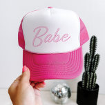Boné BARB Pink Malibu Doll Pensava Babe Bachelorette<br><div class="desc">Este camionista de solteira de bebês que apresenta uma fonte inspirada em bonecas Malibu e é um presente perfeito para o grupo de despedida de solteira. Par com a opção "noiva" para a noiva ser para um olhar coeso. 💜 CORES SÃO EDITÁVEIS! Clique em 'editar design' para alterar as cores....</div>