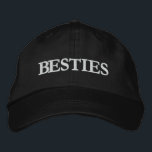 Boné Besties Melhores Amigos Personalizados em Tipograf<br><div class="desc">Besties Melhores Amigos Tipografia Moderna O Boné de Baseball Boriderado Personalizado apresenta o texto simples e bordado "Besties". Perfeito como presente para seu melhor amigo,  primo,  irmã,  mãe e muito mais. Criado pelo Evco Studio www.zazzle.com/store/evcostudio</div>