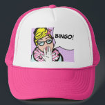 Boné BINGO Trucker Hat<br><div class="desc">B-I-N-G-O! BINGO! Este gibi inspirou um caminhoneiro BINGO que certamente trará um sorriso à face de qualquer amante de Bingo. A design apresenta uma mulher maravilhosamente esquisita, com cabelos loiros amontoados na cabeça, vestindo um arco rosa, óculos para gatos, um colar de impressão zebra rosa e branca e um vestido...</div>