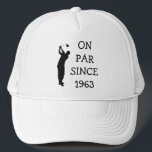 Boné Birthday Golfer Funny 60th feliz Pai Par<br><div class="desc">No par desde 1963. 60º aniversário. Perfeito para pai,  avô,  marido,  irmão. Ideia de presente de golfe. Personalize com um ano.</div>
