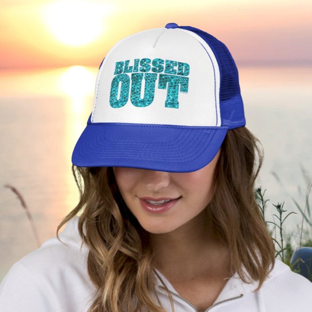 Boné Blisout Trucker Hat - Yoga Estilo Espiritual (Woman in Royal and White Trucker Hat with faux snakeskin "Blissed Out" teal letters)