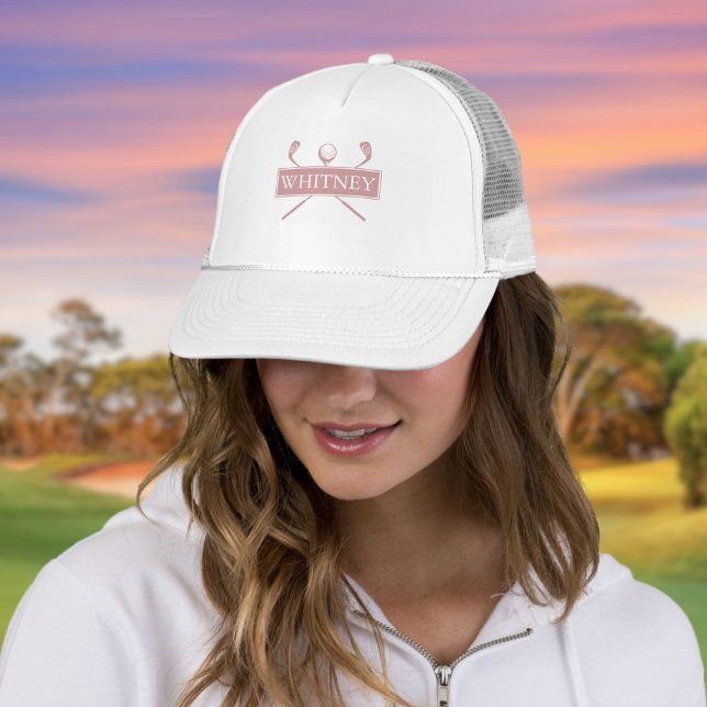Boné Bola de Golfe e Tacinhas Personalizadas Rosa Po du (Dusty Rose Personalized Name Golf Ball And Clubs Trucker Hat)