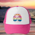 Boné Bonitas Raparigas de Praia Viajam Palmeiras, Cor-d<br><div class="desc">Este bonitinho chapéu cor-de-rosa é perfeito para um navio de cruzeiro de primavera tirar férias com os teus melhores amigos. Personalize este boné divertido para o seu grupo a ir à praia ou a uma reunião da família da ilha neste Verão.</div>