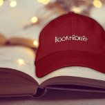 Boné Booktrovert Boriderado<br><div class="desc">Atenção, amantes de livros e almas encantadas orgulhosas: este boné é para vocês. ・ boné chino não estruturado e de baixo perfil ・ Precinta ajustável de pano com fecho de correia de latão antigo ・ Penhor pré-curvado e confortável Este boné é o acessório final para o amante de livros totalmente...</div>
