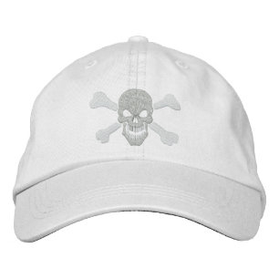 Boné Bordado Crânio Pirata Clássico Cruzado em Branco