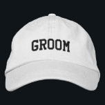 Boné bordado de grupos<br><div class="desc">Os grupos bordados em boné com o texto pontilhado 'GROOM'. Texto, fonte e cores personalizáveis. Perfeito para noivado, despedida de solteiro, dia de casamento ou lua de mel.</div>