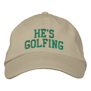 Boné Bordado Ele Está Jogando Golfe