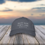 Boné Bordado Salty Hair Não se importa | Nome da sua cidade ou<br><div class="desc">Cabelo salgado,  não importa! O boné bordado aflita apresenta a citação em bordado branco com seu nome de cidade,  ilha ou praia embaixo.</div>