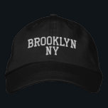 Boné Branca Simples BROOKLYN NY a Preto<br><div class="desc">Mínimo BROOKLYN NY White bordado em um chapéu de algodão preto. O bordado branco é personalizável para outras opções de cores selecionando o botão da ferramenta "Editar Design". Também está disponível a opção de selecionar essa cor na página do item principal.</div>