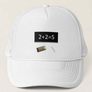 Boné branco 2+2=5