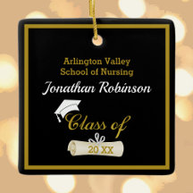 Boné branco e ornamento diplomático cerâmico