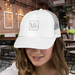Boné Branco simples minimalista de logotipo de negócios<br><div class="desc">Promova sua empresa com este legal chapéu de caminhoneiro,  com modelo de logotipo personalizado! Adicione facilmente seu próprio logotipo clicando na opção "personalizar".</div>