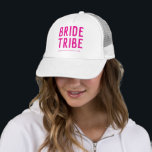 Boné Bridesmaid de Tribo Chic Rosa Quente<br><div class="desc">Trucker Hat da Tribo Chic Noiva Rosa Quente</div>