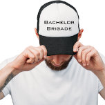 Boné Brigada solteiro de Despedida de Solteiro Preto e<br><div class="desc">Um design moderno preto e branco com as palavras "Brigada Solteiro" para os padrinhos de casamento.</div>