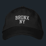 Boné BRONX NY Branco simples em preto<br><div class="desc">BRONX NY White minimalista bordado em um chapéu de algodão preto. O bordado branco é personalizável para outras opções de cores selecionando o botão da ferramenta "Editar Design". Também está disponível a opção de selecionar essa cor na página do item principal.</div>