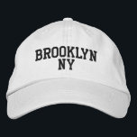 Boné BROOKLYN NY preto simples em branco<br><div class="desc">Mínimo BROOKLYN NY Black bordado em chapéu branco de algodão. O bordado preto é personalizável para outras opções de cores selecionando o botão da ferramenta "Editar Design". Também está disponível a opção de selecionar essa cor na página do item principal.</div>