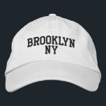 Boné BROOKLYN NY preto simples em branco<br><div class="desc">Mínimo BROOKLYN NY Black bordado em chapéu branco de algodão. O bordado preto é personalizável para outras opções de cores selecionando o botão da ferramenta "Editar Design". Também está disponível a opção de selecionar essa cor na página do item principal.</div>