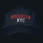Boné BROOKLYN NYC no Marinho<br><div class="desc">Bordado vermelho e azul claro e azul vermelho BROOKLYN NYC sobre chapéu de algodão marinho. O bordado é personalizável para outras opções de cor selecionando o botão da ferramenta "Editar Design". Também está disponível a opção de selecionar essa cor na página do item principal.</div>