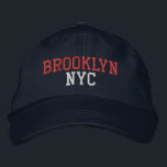 Boné BROOKLYN NYC no Marinho<br><div class="desc">Bordado vermelho e azul claro e azul vermelho BROOKLYN NYC sobre chapéu de algodão marinho. O bordado é personalizável para outras opções de cor selecionando o botão da ferramenta "Editar Design". Também está disponível a opção de selecionar essa cor na página do item principal.</div>