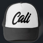 Boné Cali trucker hat - California script typografia<br><div class="desc">Chapéu de caminhoneiro Cali - tipografia de guião na Califórnia. Boné personalizado de baseball preto e branco para visto casual,  esportes,  golfe e muito mais. Orgulho estatal da República da Califórnia. Na moda para homens e mulheres. Disponível em outras cores legal também.</div>