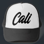 Boné Cali trucker hat - California script typografia<br><div class="desc">Chapéu de caminhoneiro Cali - tipografia de guião na Califórnia. Boné personalizado de baseball preto e branco para visto casual,  esportes,  golfe e muito mais. Orgulho estatal da República da Califórnia. Na moda para homens e mulheres. Disponível em outras cores legal também.</div>