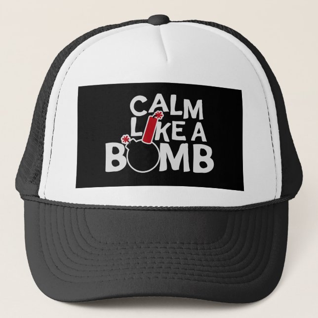 Boné Calmo Como uma Bomba Paradoxo Ironia Humor Explosi (Frente)