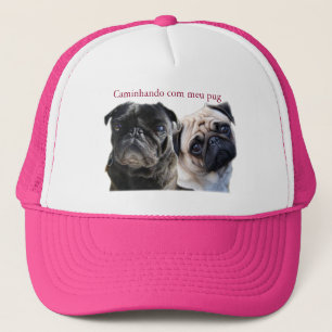 boné caminhando com meu pug