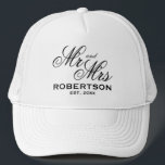Boné Casal de casamento do Sr. e da Sra. recém-casados<br><div class="desc">Personalizado Sr. e Sra. recém-casados casal Trucker Hat. Bonés de design para tipografia elegantes para casal,  marido e esposa,  recém-casados,  etc. Adicione seu próprio nome personalizado e data do casamento. Branco e outras cores disponíveis.</div>