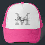 Boné Chapéu cor-de-rosa de néon personalizado do<br><div class="desc">Chapéu cor-de-rosa de néon personalizado do camionista do monograma conhecido para a noiva e as damas de honra. Letra inicial conhecida monogrammed do vintage com tipografia à moda do roteiro. Favores de festa de casamento bonitos para convidados, amigos e família. Faça seus próprios para a noiva para ser e o...</div>