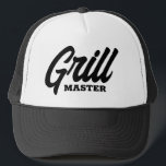 Boné Chapéu de camionista do Mestre Grill para chefe de<br><div class="desc">Chapéu de caminhoneiro do Mestre Grelha para o chefe do CHURRASCO. Boné de baseball preto e branco personalizado com tipografia de script. design de inscrição à mão na moda para o mestre de grelhadores. Disponível em cores legal. Adicione seu próprio texto humorístico opcionalmente. Divertido verão Ideia de presente de aniversário...</div>
